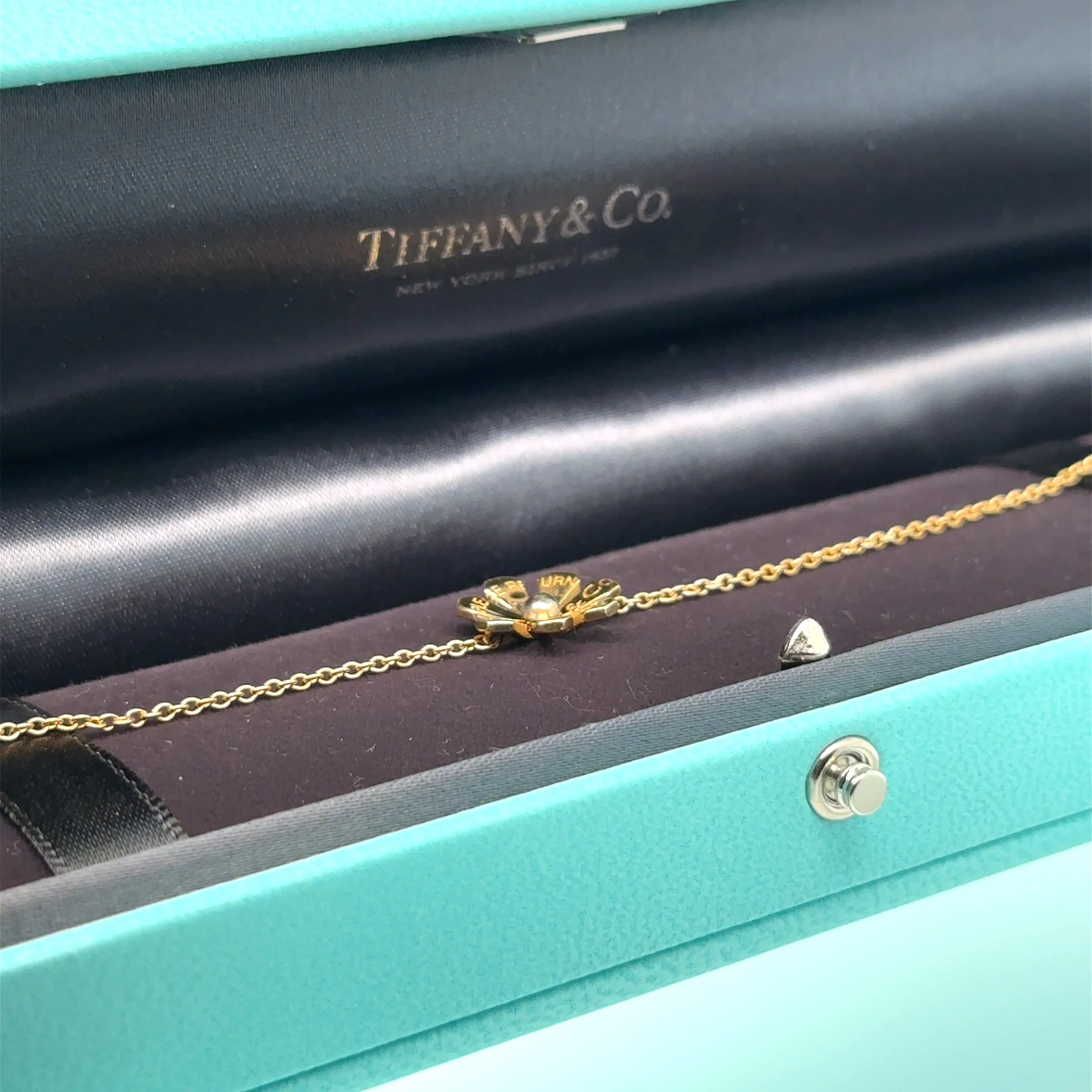 Tiffany & Co. 18ct Yellow Gold Daisy Bugs Charm Bracelet 18cm 3.35g - Image 10