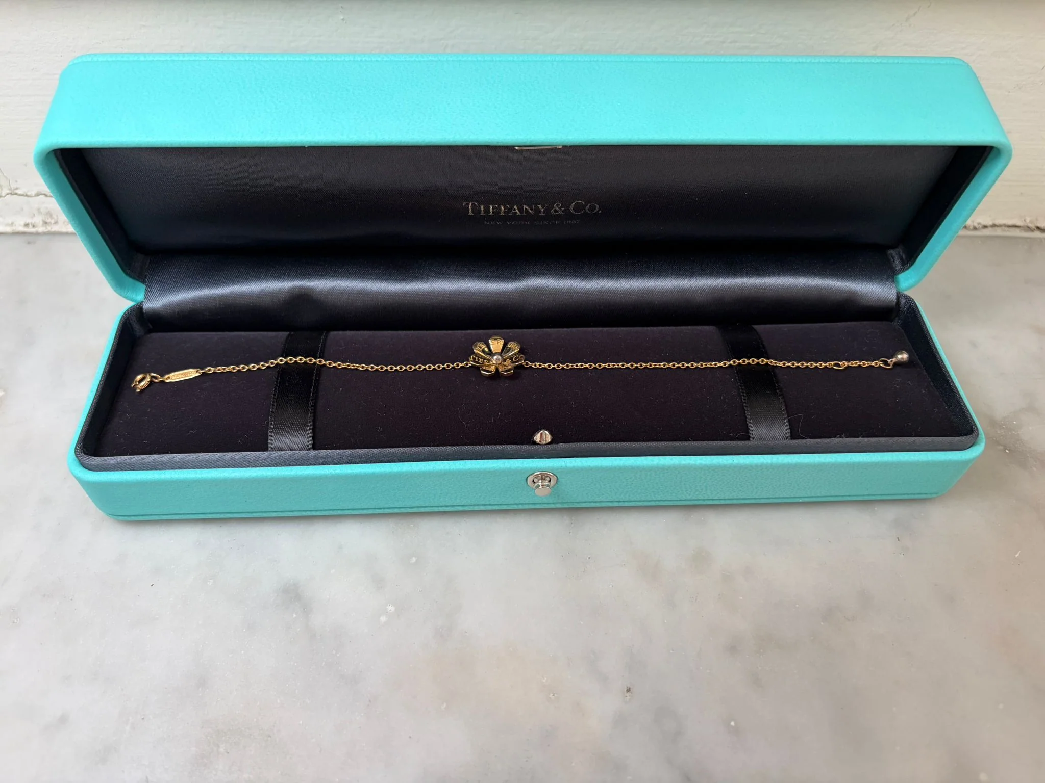 Tiffany & Co. 18ct Yellow Gold Daisy Bugs Charm Bracelet 18cm 3.35g - Image 12