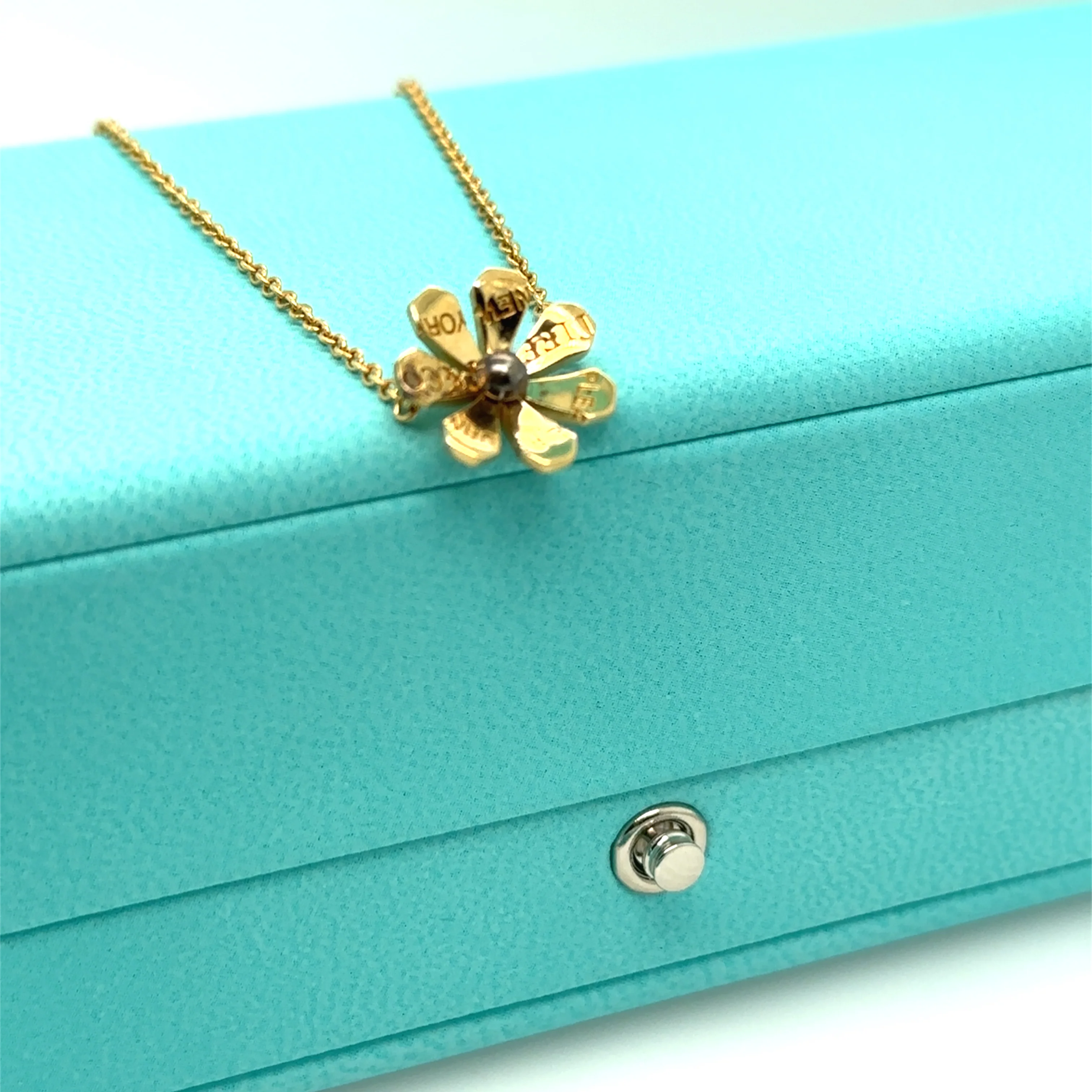 Tiffany & Co. 18ct Yellow Gold Daisy Bugs Charm Bracelet 18cm 3.35g - Image 8