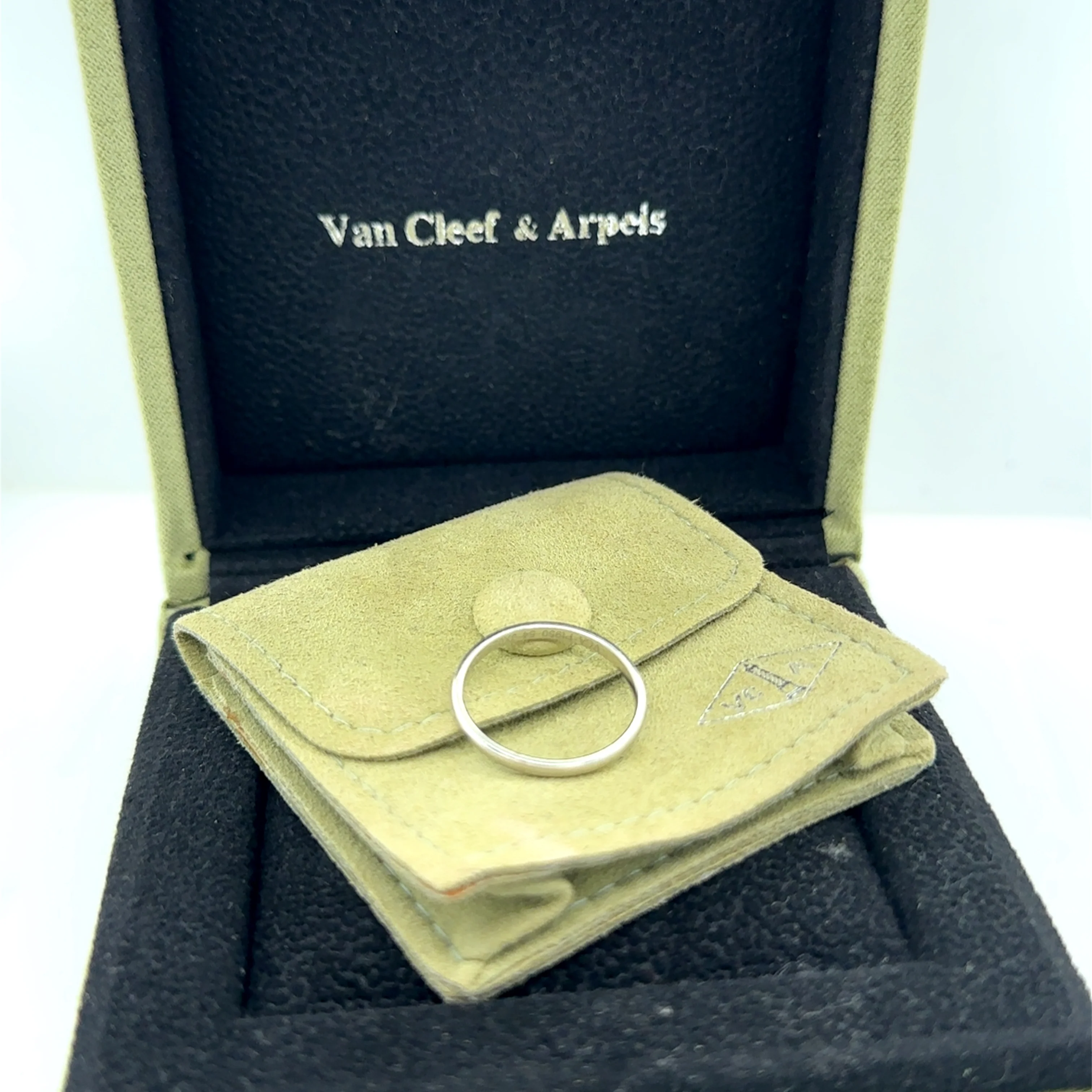 Van Cleef & Arpels Platinum Tendrement Wedding Band 2.44g - Image 5