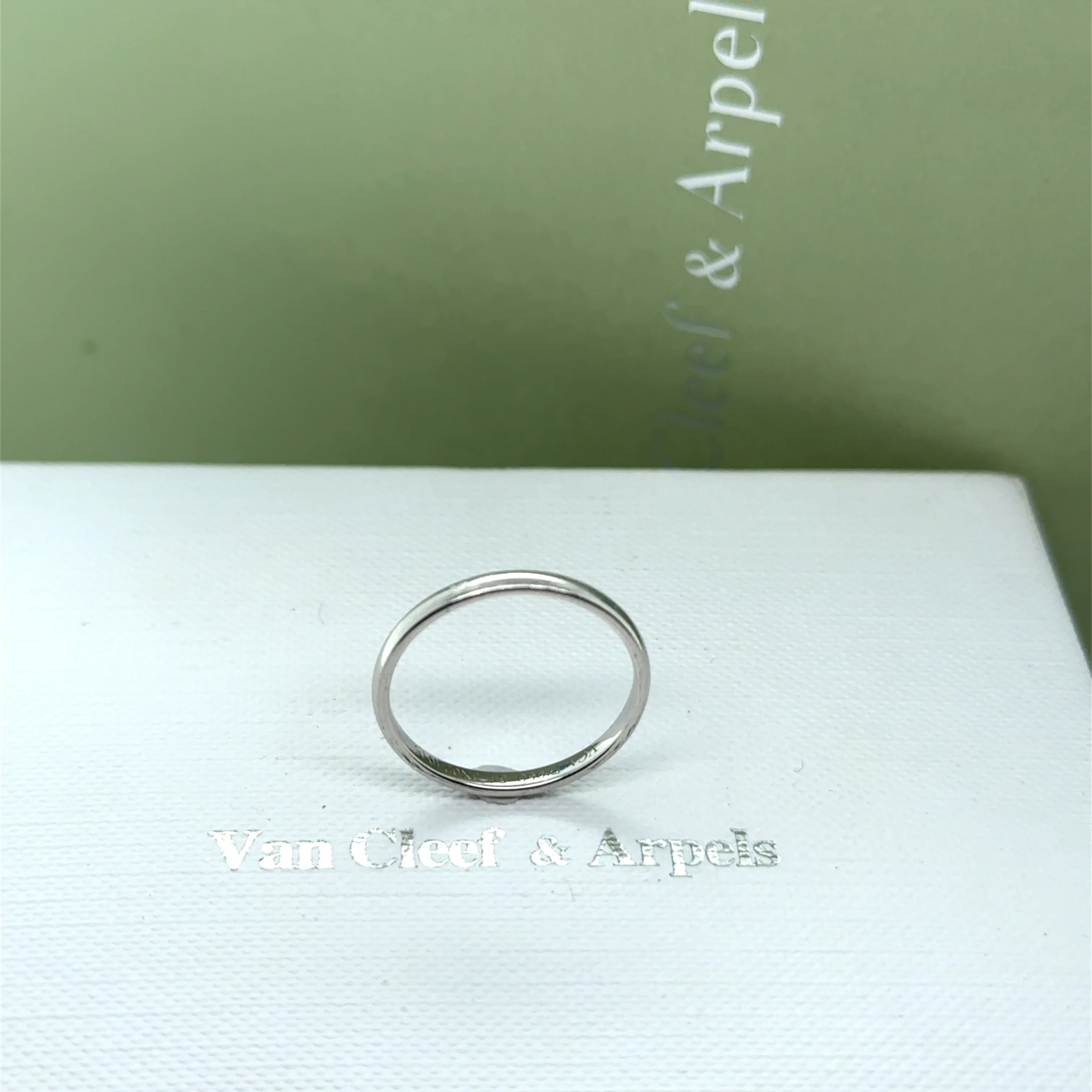 Van Cleef & Arpels Platinum Tendrement Wedding Band 2.44g - Image 6